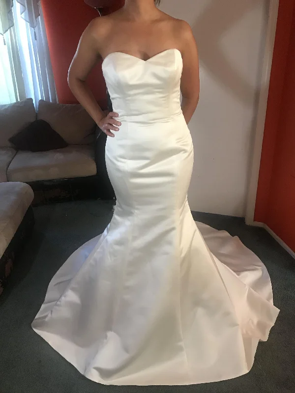 Limited Edition Badgley Mischka Ally-D